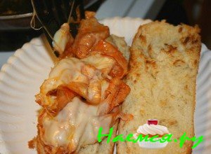 Выложите мясо на булку - фото