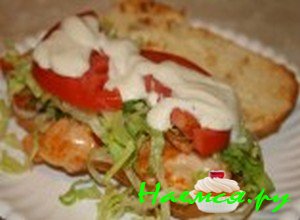 Выложите помидоры поверх мяса - фото