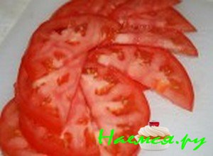 Порежьте помидоры - фото