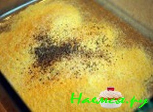 Кукурузную муку посолите, поперчите - фото