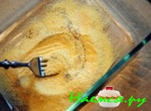 Высыпьте на противень кукурузную муку