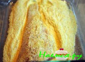 Обваляйте рыбу в кукурузной муке