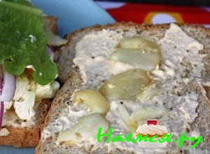 Выложите запечённый чеснок на хлеб