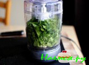 Измельчите зелень в комбайне - фото