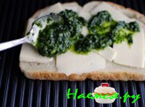 Положите песто на хлеб - фото