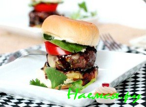 Сэндвич с говядиной, ананасом и соусом терияки