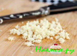 Измельчите чеснок - фото