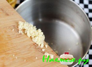 Переложите в кастрюлю измельчённый чеснок
