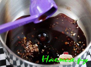 Влейте соус хойсин