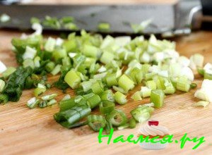 Порежьте зелёный лук - фото