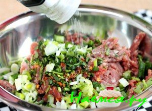 Положите зелёный лук