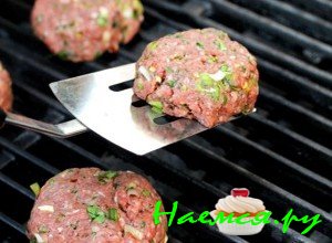 Котлеты обжарьте в разогретом гриле