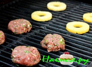 Консервированные ананасы положите на гриль