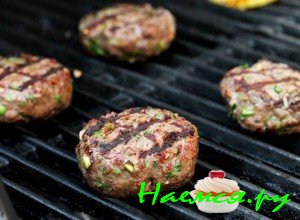 Обжарьте котлеты с 2 сторон - фото