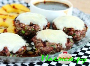 переложите ананасы в тарелку - фото