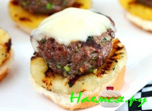 На ананас выкладывайте котлеты