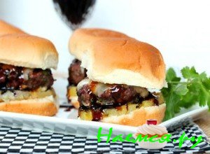 Сэндвич с говядиной, ананасом и соусом терияки в готовом виде