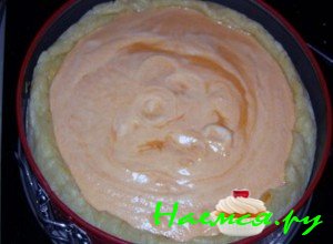 взбитую тыкву выкладывайте на тесто