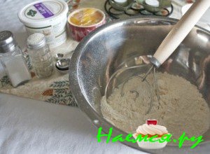 Замесите тесто для вареников - фото