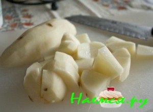 Нарежьте и отварите картофель - фото