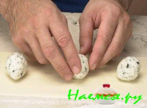 Выложите начинку на тесто - фото