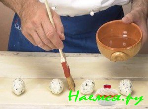 Смажьте промежутки теста - фото