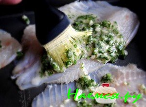 Равномерно распределите соус по рыбе