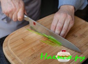 Нарежьте стручки гороха - фото