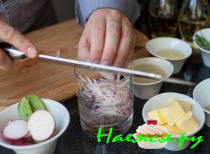 Отправьте в воду порезанный редис - фото