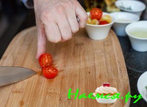 Порежьте помидоры - фото