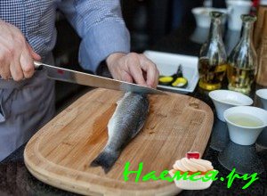 Почистите сибаса от чешуи - фото