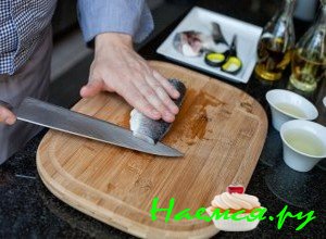 Разрежьте рыбу на 2 части - фото