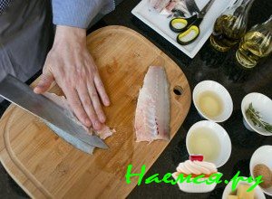Отделите позвоночную часть рыбы - фото