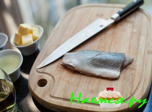 Сделайте на рыбе 2 надреза - фото