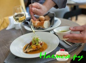 Положите сверху на сибаса овощи - фото