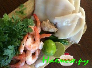 Промойте креветки и почистите имбирь - фото