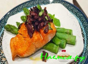 Лосось с оливковым салатом