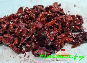 порежьте оливки - фото