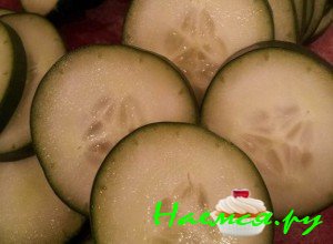 Порежьте огурцы на 24 кружочка - фото