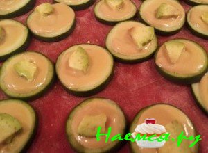 Намажьте огурцы соусом и выложите сверху креветки