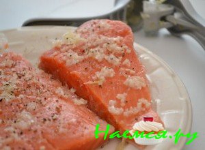 Намажьте филе рыбы чесноком и маслом