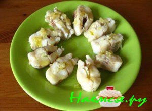 Хек с соком лимона и чесноком