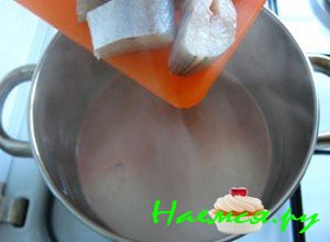 Отварите рыбу - фото