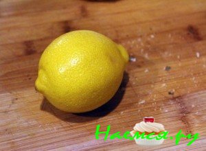 разрежьте лимон на 2 части - фото