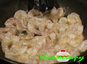 В кипящее масло выложите креветки - фото