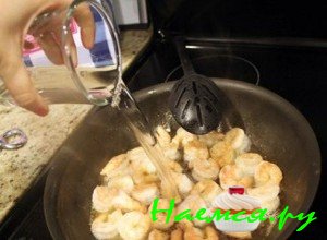 Влейте белое вино - фото