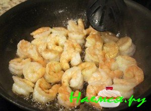 Обжарьте креветки 1 минуту - фото