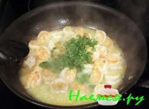 Добавьте к креветкам измельчённую петрушку - фото