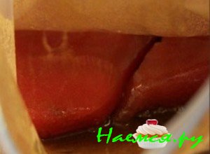 Положите тунца в пакет с маринадом - фото