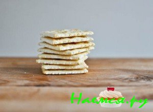 Раскрошите 8 крекеров - фото